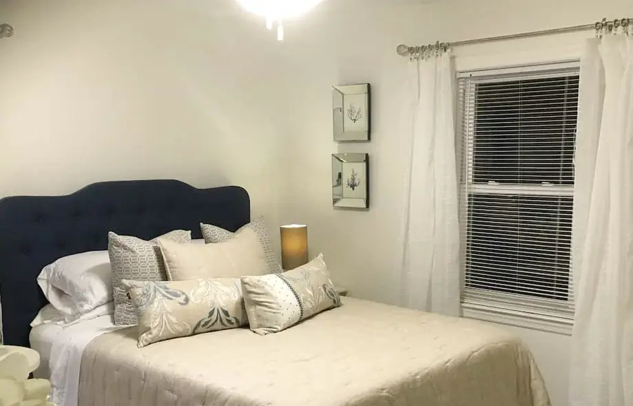 Coziest place on earth: 4.4 mi to DT Cha...